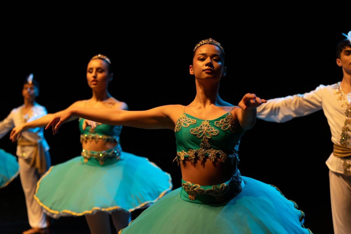 Más de 100 bailarines protagonizan el espectáculo 'Danza: aquí y ahora' en Burriana