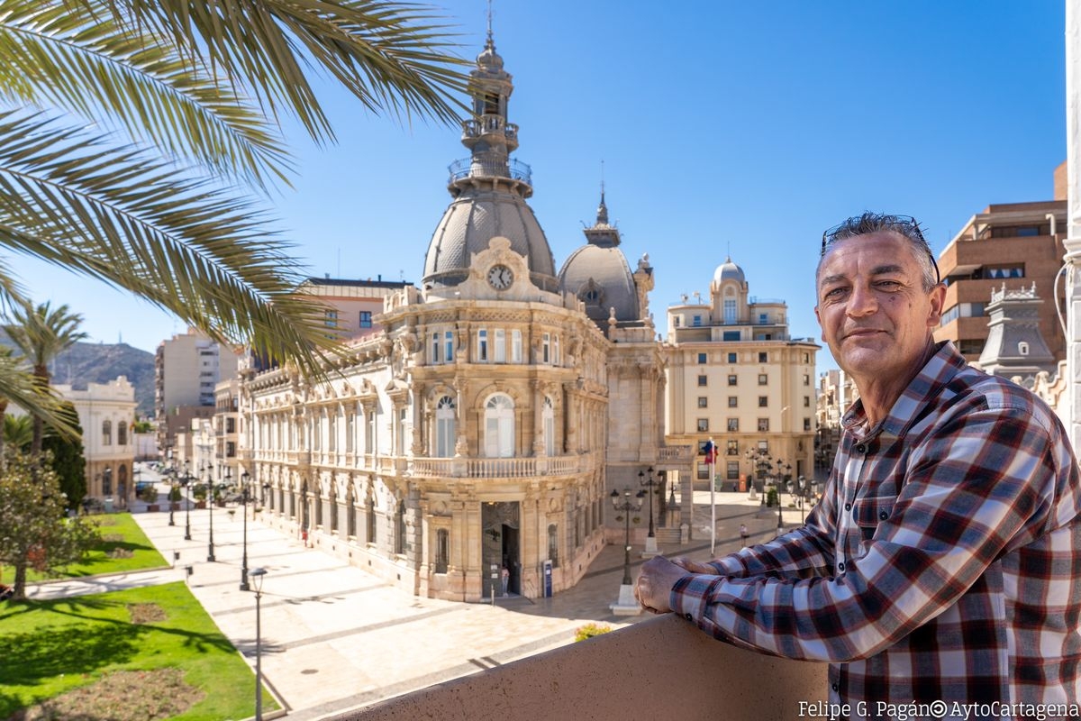 Lorca Moya se encargará de 'dar cuerda' al reloj del Palacio Consistorial de Cartagena hasta 2029