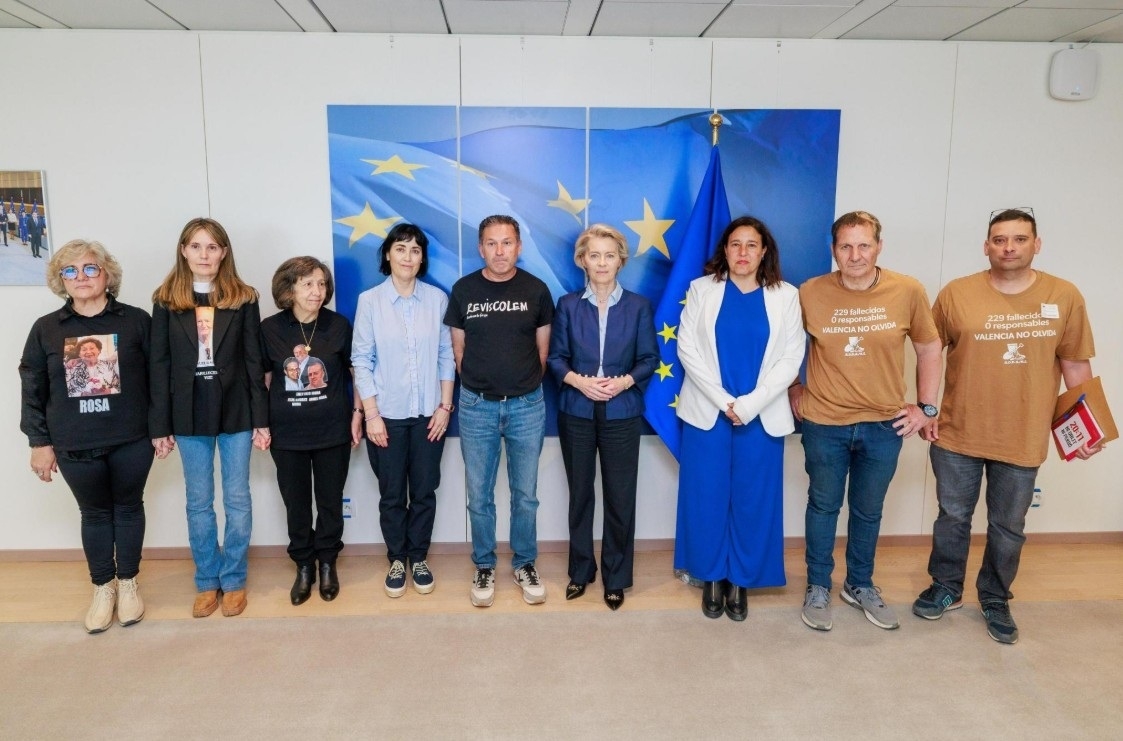 La presidenta de la CE, Ursula von der Leyen, con representantes de las asociaciones de víctimas de la dana. - Foto: Remitida por la comisión europea
