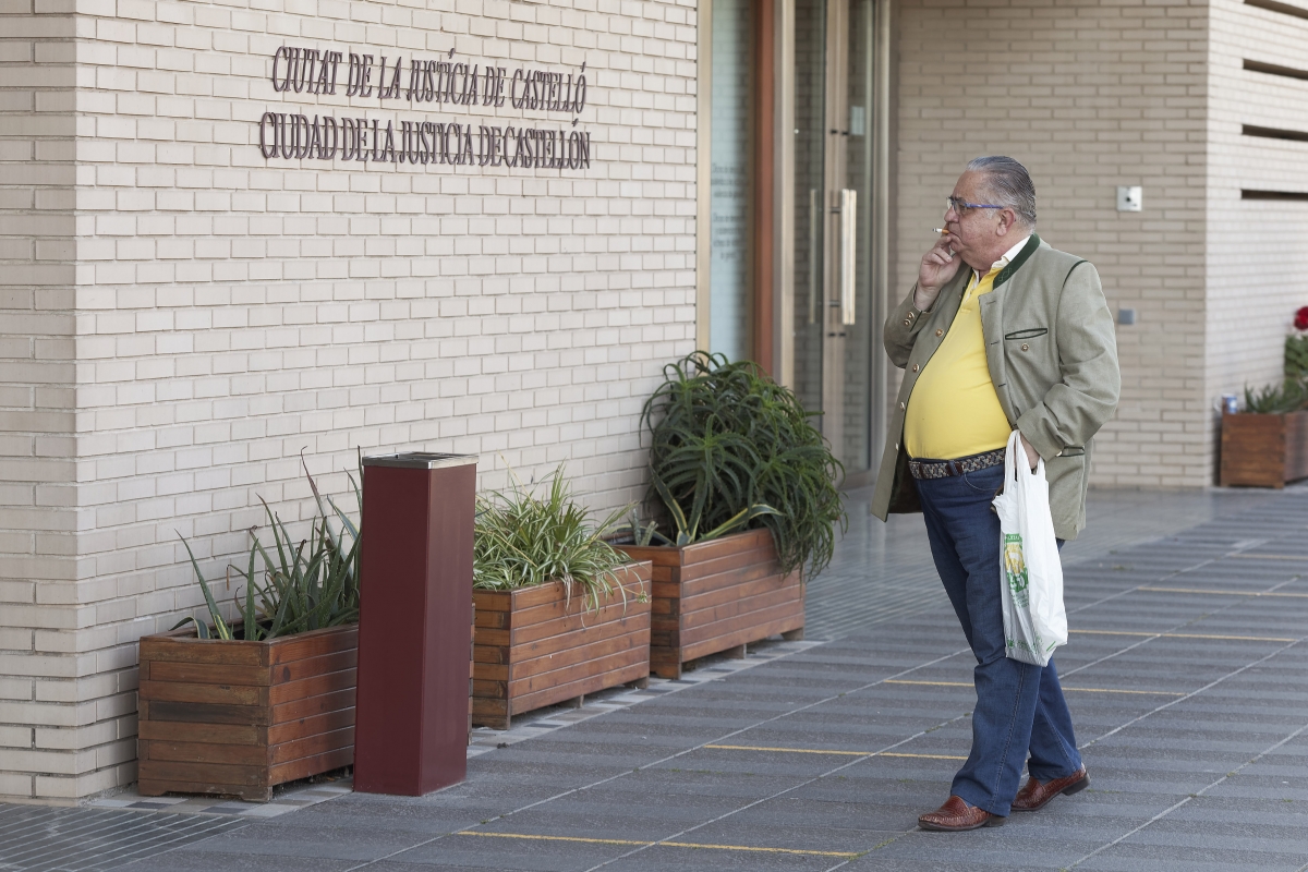 El director de Aerocas en la 'era Fabra' dice que el contrato con Debón le vino dado y que se firmó con 