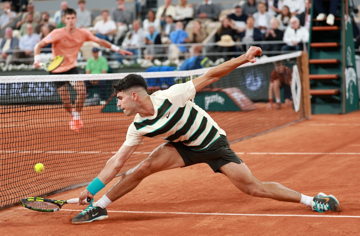 Alcaraz avanza con paso firme en Roland Garros pese a ceder un set ante Marozsan