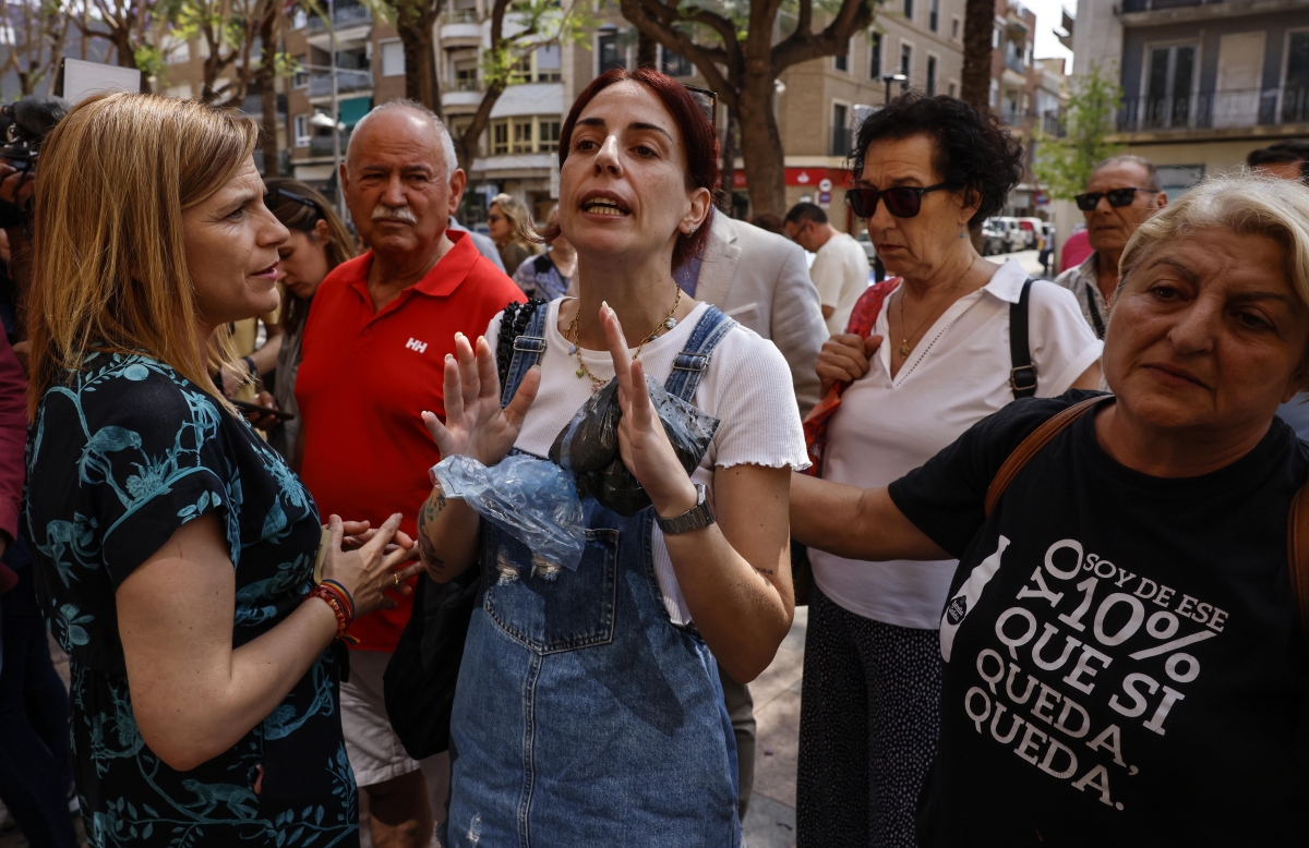 Vecinos afectados trasladan sus quejas a Bernabé y al ministro Torres durante una visita a Catarroja