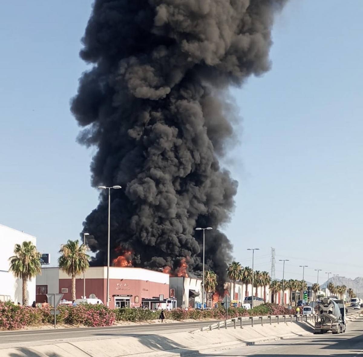 Piden que la población se confine en el polígono de Fortuna y urbanizaciones cercanas por la nube tóxica de un incendio en una empresa de plásticos