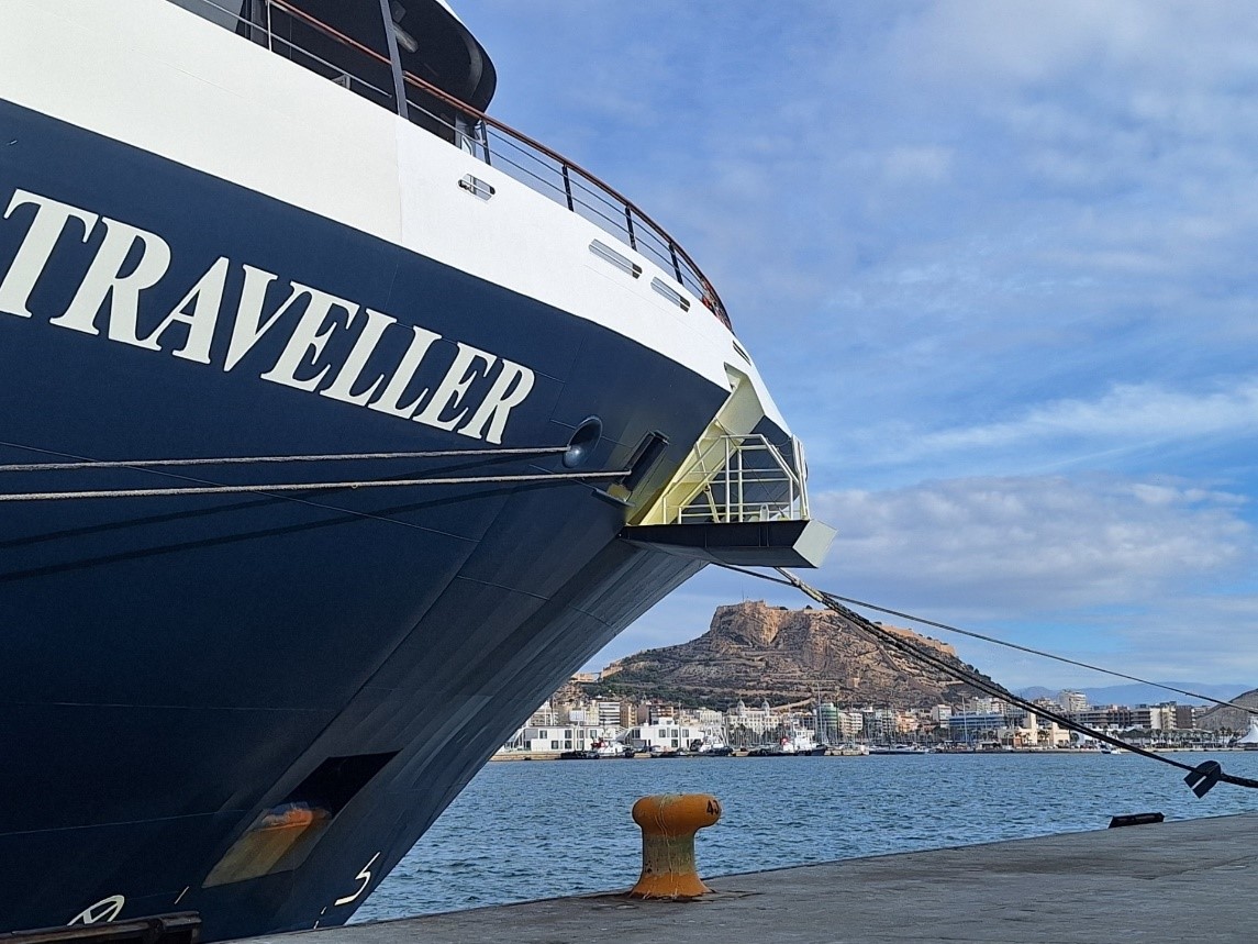 Alicante recibe la primera visita del buque de lujo World Traveller con 200 cruceristas americanos