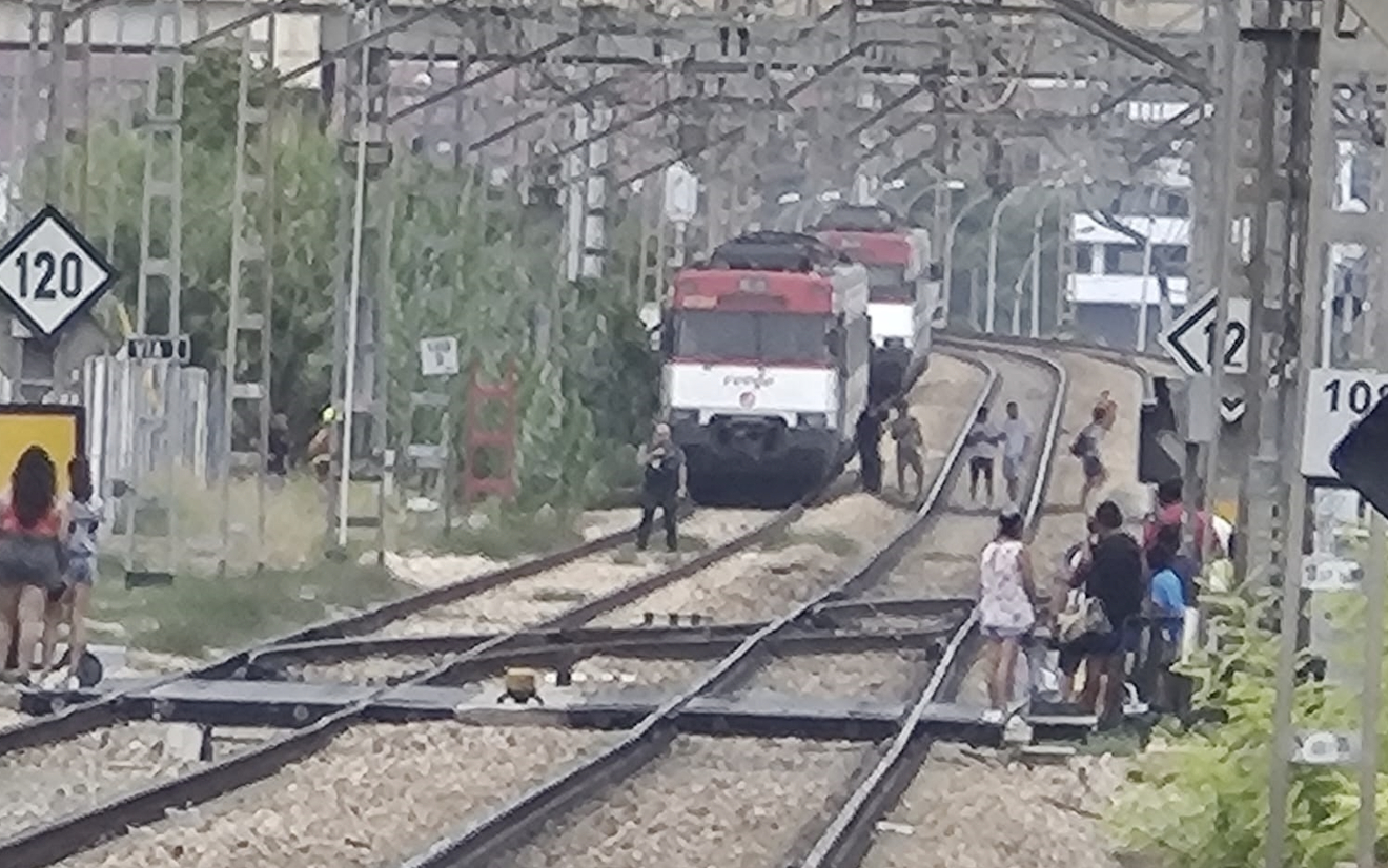 Interrumpida la circulación entre València Nord y Alfafar tras subirse un hombre a la catenaria