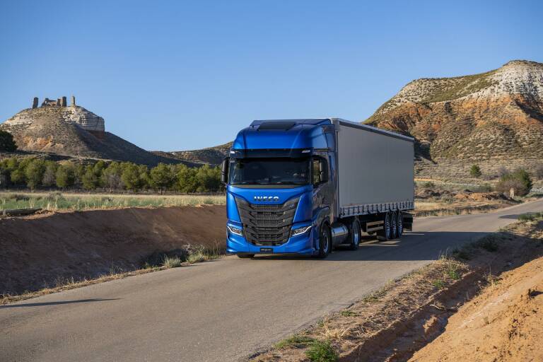 La patronal del transporte alerta de que faltarán camiones en la Región por el bloqueo en Dover