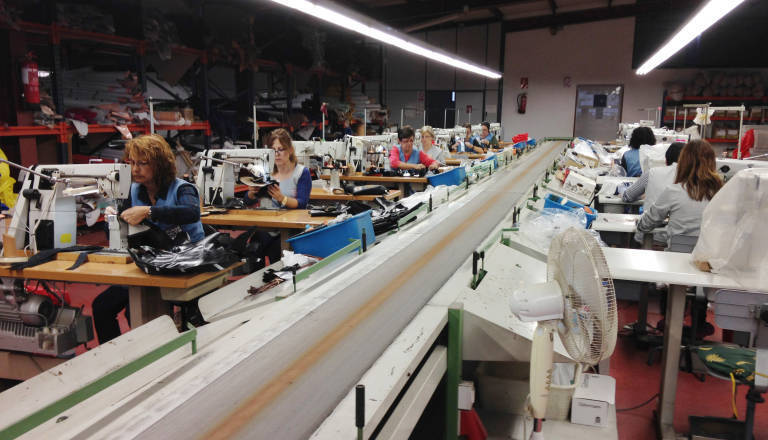 La situación del textil se agrava con la caída del 25% en la venta de uniformes
