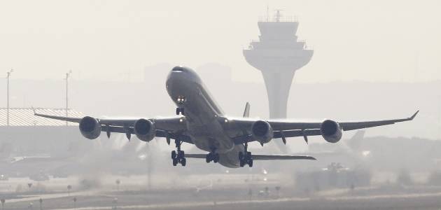 Los usuarios de avión caen un 99% en abril, su mayor retroceso desde 1996, por la crisis sanitaria